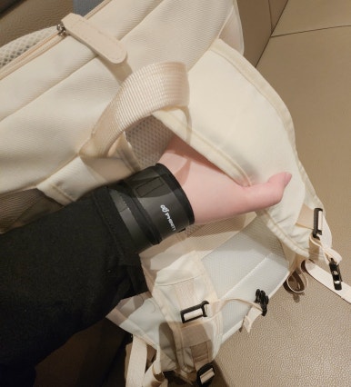 아기띠를 착용한 채 손목보호대를 차고 있는 모습