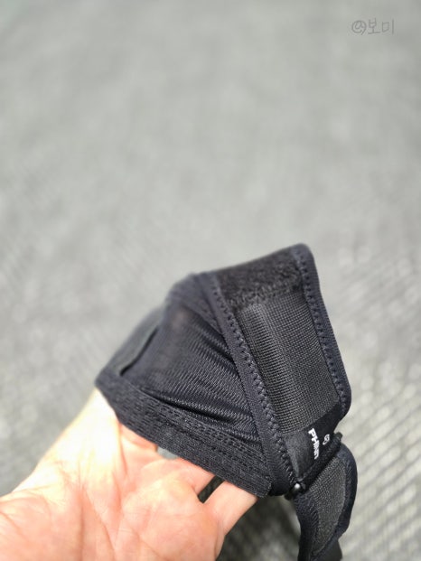 보호대 안쪽의 얇은 메시 소재 디테일 — 21~24g 초경량의 비결