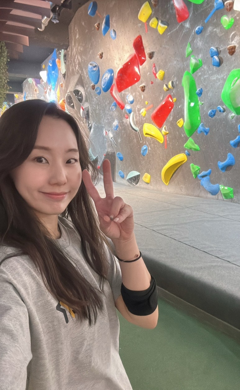 팔꿈치보호대를 착용하고 암장에 있는 클라이머