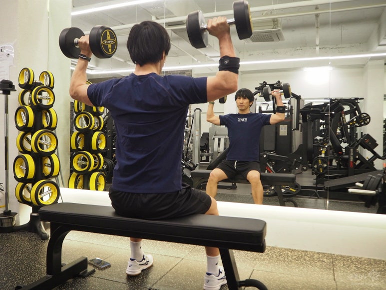 헬스 웨이트 동작 중 팔꿈치 부담