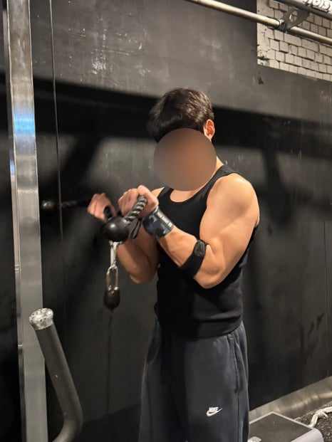 운동 중 팔꿈치보호대 착용 — 케이블 동작